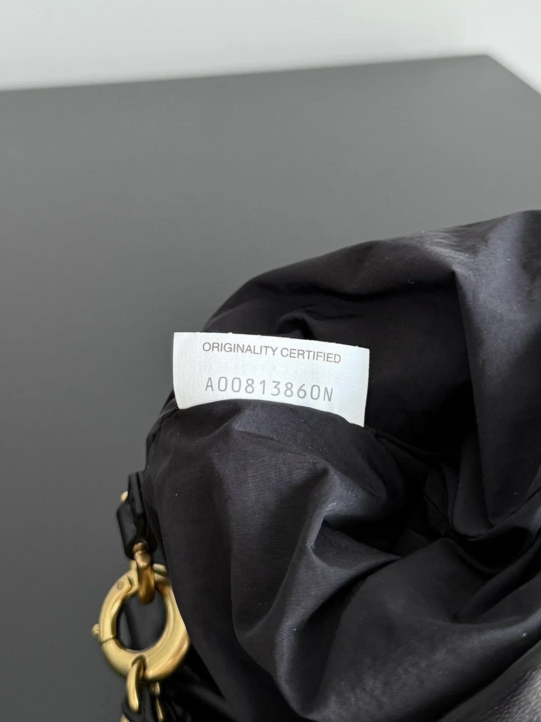 Batch 1680 BOTTEGA VENETA 2025 new women's Dustbag Notte clutch. Dustbag, which has been very popular since its launch, has a chain clause! ! The hand-carrying method is reminiscent of the classic bag type Pouch , light and elegant, the reserved drawstring design allows the bag to be used as an armpit bag, and the chain is longer, which is very suitable for sisters who like to free their hands and carry cross-body backpacks. No matter which way you carry it, you can change the back according to the occasion and your mood that day. It can make the overall outfit more fashionable🪄🪄The body of the bag has also been widened. It is the rainy season and the weather is hot. The bag can easily accommodate a small umbrella and water bottle. The lining is made of nylon, which is light and comfortable to carry, and is very suitable for summer use. Style number: 839394 Size: 33*19*8cm